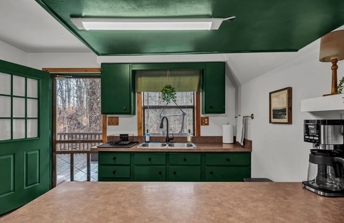 Wellington Cabina | Cozy Cabin Near Red River Gorge and Natural Bridge with Fiber WiFi and AC!