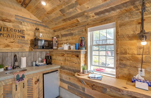 Averill Park Cabina | Cozy Cabin on Crooked Lake: Hike, Ski & Explore!