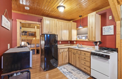 Hayward Cabina | Cozy cabin on the water and still close to everything!!