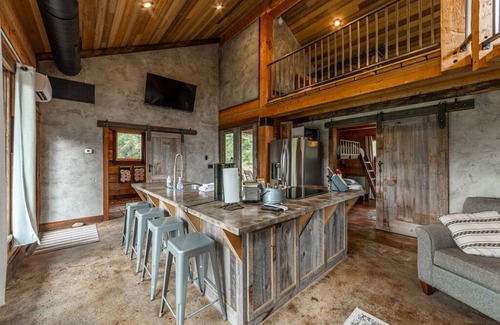 Coram Cabina | Cozy cabin outside Glacier National Park. Private hot tub + pet-friendly!
