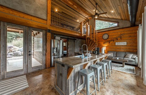 Coram Cabina | Cozy cabin outside Glacier National Park. Private hot tub + pet-friendly!