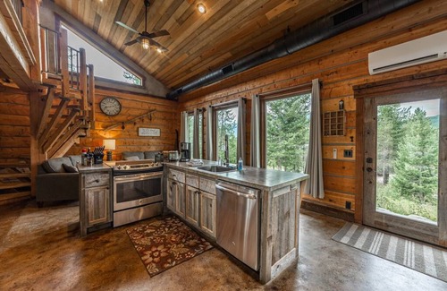 Coram Cabina | Cozy cabin outside Glacier National Park. Private hot tub + pet-friendly!