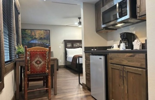 Gatlinburg Complejo | Cozy cabin resort in beautiful Gatlinburg TN, with majestic mountain top view.