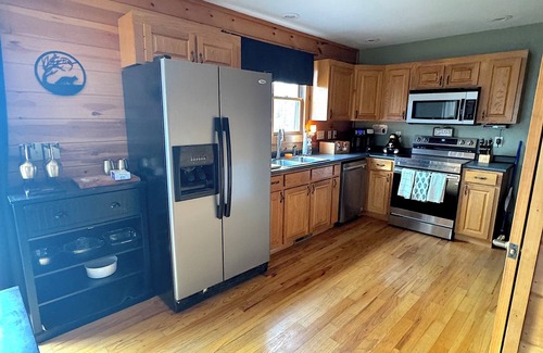 Vein Mountain Cabina | Cozy Cabin Retreat! Hot Tub, Games, Fire Pit & more! Family & Pet Friendly!
