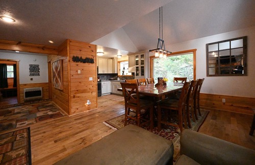 Island Park Cabina | Cozy Cabin Retreat – Sleeps 11 – Near Yellowstone National Park & Island Park Re