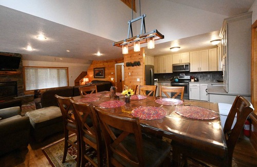 Island Park Cabina | Cozy Cabin Retreat – Sleeps 11 – Near Yellowstone National Park & Island Park Re