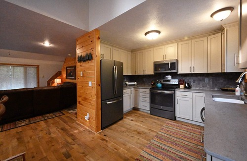 Island Park Cabina | Cozy Cabin Retreat – Sleeps 11 – Near Yellowstone National Park & Island Park Re