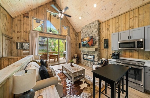 Sevierville Cabina | Cozy Cabin Retreat with Games and Stunning Views