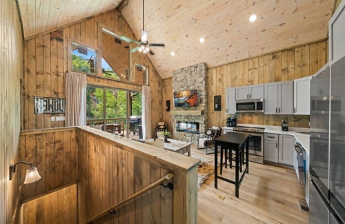 Sevierville Cabina | Cozy Cabin Retreat with Games and Stunning Views