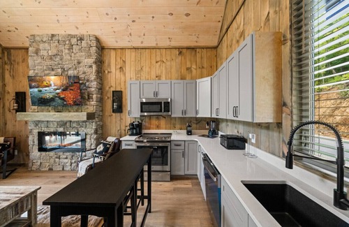 Sevierville Cabina | Cozy Cabin Retreat with Games and Stunning Views