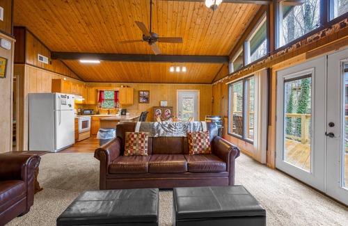 Chalet Village Cabina | Cozy Cabin, Sits on Amazing Creek, Fire Pit, Close to Downtown Gatlinburg & Ober