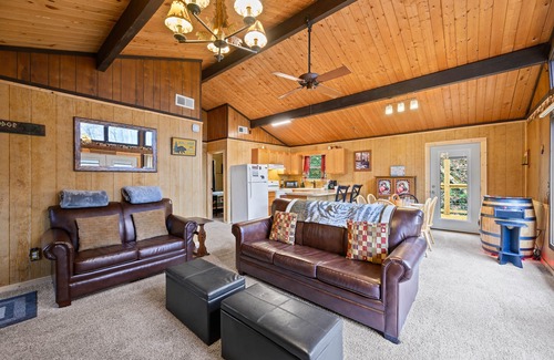 Chalet Village Cabina | Cozy Cabin, Sits on Amazing Creek, Fire Pit, Close to Downtown Gatlinburg & Ober