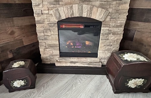 Perrysburg Cabina | Cozy cabin tucked away in the woods. pets and kid welcomed