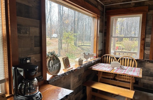 Perrysburg Cabina | Cozy cabin tucked away in the woods. pets and kid welcomed