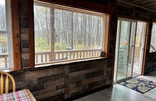 Perrysburg Cabina | Cozy cabin tucked away in the woods. pets and kid welcomed
