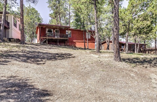 Ruidoso Cabaña | Cozy Cabin w/ Deck < 1 Mi to Midtown Ruidoso!