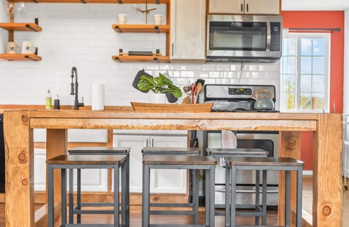 Landers Cabina | Cozy Cabin with Hot Tub, Stargazing, Private & Secluded 2.5 Acres