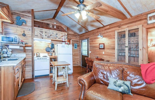 Lake Toxaway Cabina | Cozy Cabin w/ Pickleball and Tennis On Site