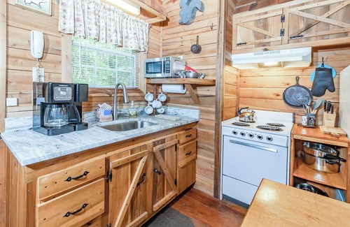 Lake Toxaway Cabina | Cozy Cabin w/ Pickleball and Tennis On Site
