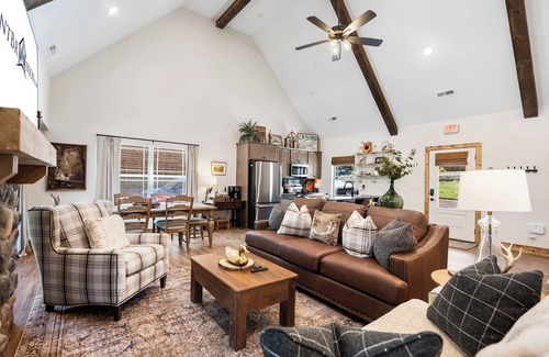 Branson Casa | Cozy Cabin w Private Hot Tub-Free Attraction Tickets-Cmty Indoor/Outdoor Pool-Near Table Rock