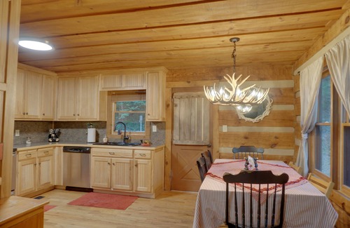 Tate Cabina | Cozy Cabin with ADA accessible, golfing, hiking,, beach, tennis, and more!