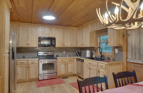 Tate Cabina | Cozy Cabin with ADA accessible, golfing, hiking,, beach, tennis, and more!