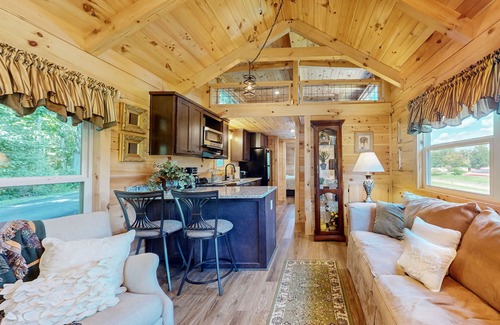 Mars Hill Cabina | Cozy cabin with amazing views, private hot tub, & covered porch. Nearby skiing.