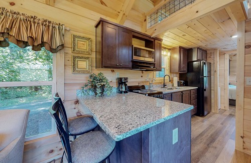 Mars Hill Cabina | Cozy cabin with amazing views, private hot tub, & covered porch. Nearby skiing.