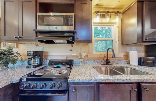 Mars Hill Cabina | Cozy cabin with amazing views, private hot tub, & covered porch. Nearby skiing.