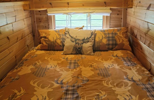 Pentre Berw Cabina | Cozy Cabin With Hot Tub Retreat in Anglesey