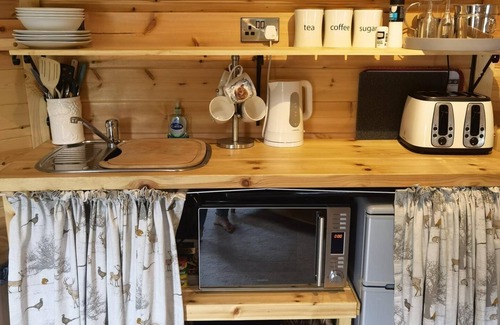 Pentre Berw Cabina | Cozy Cabin With Hot Tub Retreat in Anglesey