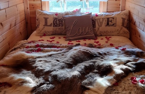 Pentre Berw Cabina | Cozy Cabin With Hot Tub Retreat in Anglesey