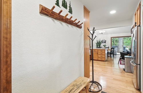 Rhododendron Cabina | Cozy cabin with private hot tub - Trails and Sandy River nearby - Sleeps 7