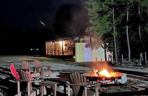 Clarendon Cabina | Cozy Cabin With Screened in Porch and Pond View