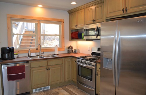 Charter Hills Cabina | Cozy cabin with boosted Wi-Fi, half a mile from Beech Ski Resort