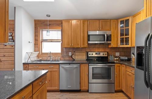 Glasser Cabina | Cozy Cabin with Hot Tub, Private Lake & Game Room