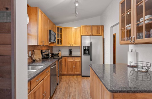 Glasser Cabina | Cozy Cabin with Hot Tub, Private Lake & Game Room