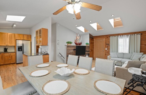 Glasser Cabina | Cozy Cabin with Hot Tub, Private Lake & Game Room