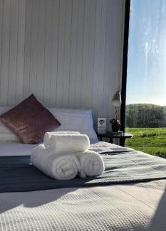 Waitoki Casa | Cozy Cabin2 with outdoor Bath at Dairy Flat Farm