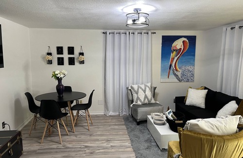 Southeast Pensacola Cabaña | Cozy Cajun Cottage, short drive to beach, airport and Downtown Pensacola