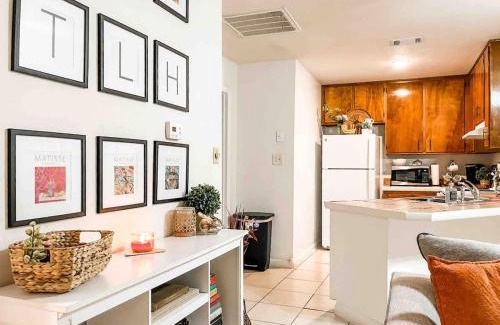 Tallahassee Casa | Cozy Canopy Cottage tucked away - East Tallahassee
