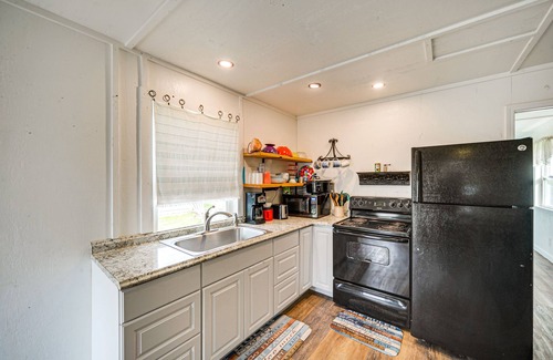 Canyon Lake Cabaña | Cozy Canyon Lake Cottage Rental w/ Private Hot Tub