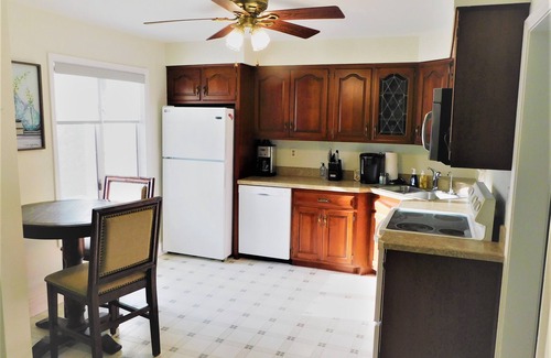 Rensselaer Casa | Cozy Cape Close to Everything: Family, hiking, shopping and restaurants!