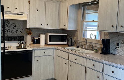 Lewiston Casa | Cozy Cape Cod house in beautiful Village of Lewiston, NY near the Niagara River