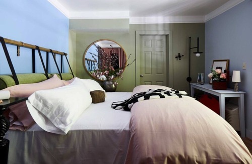 Lenox Cama Y Desayuno | Cozy Carriage House room with a double bed and private balcony