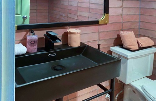 Lenox Cama Y Desayuno | Cozy Carriage House room with a double bed and private balcony