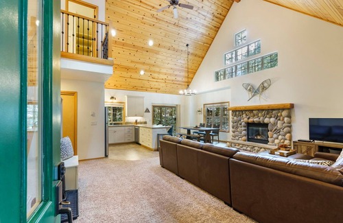 Rhododendron Cabina | Cozy Cascade Cabin. Relaxing Hot Tub, Secluded, Spacious and Creek Nearby