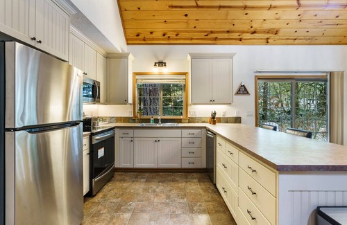Rhododendron Cabina | Cozy Cascade Cabin. Relaxing Hot Tub, Secluded, Spacious and Creek Nearby