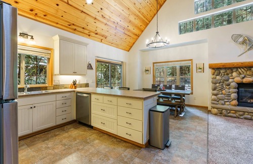 Rhododendron Cabina | Cozy Cascade Cabin. Relaxing Hot Tub, Secluded, Spacious and Creek Nearby