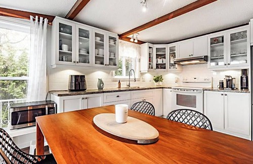 Lac-Brome Chalet De Esquí | Cozy chalet overlooking Lac-Brome